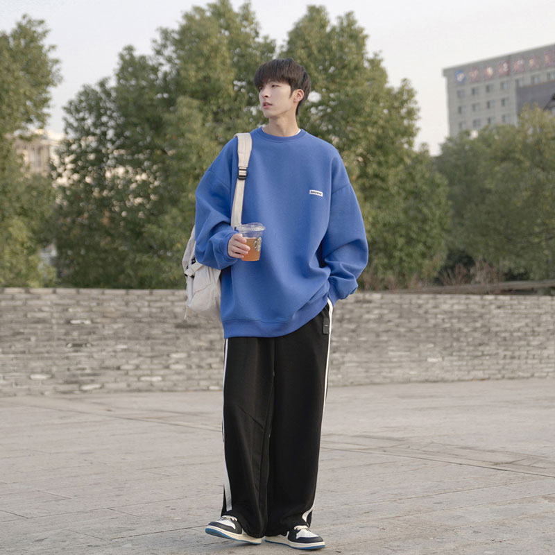 Áo thun tay dài với quần jogger 2008