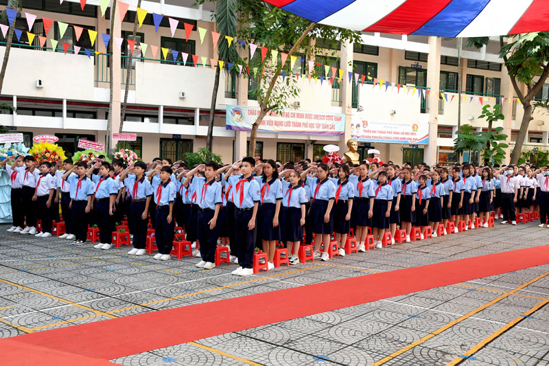 trang phục học đường là gì, trang phục học đường, thuyết trình về thời trang học đường, nghị luận về đồng phục học sinh, đồng phục học sinh.